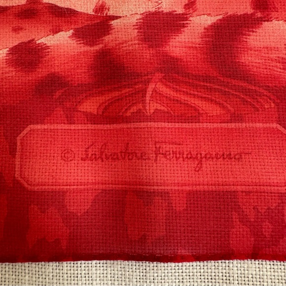 •Salvatore Ferragamo Signed Red 100% Silk Animal Graphic Scarf Made In Italy - Picture 9 of 14